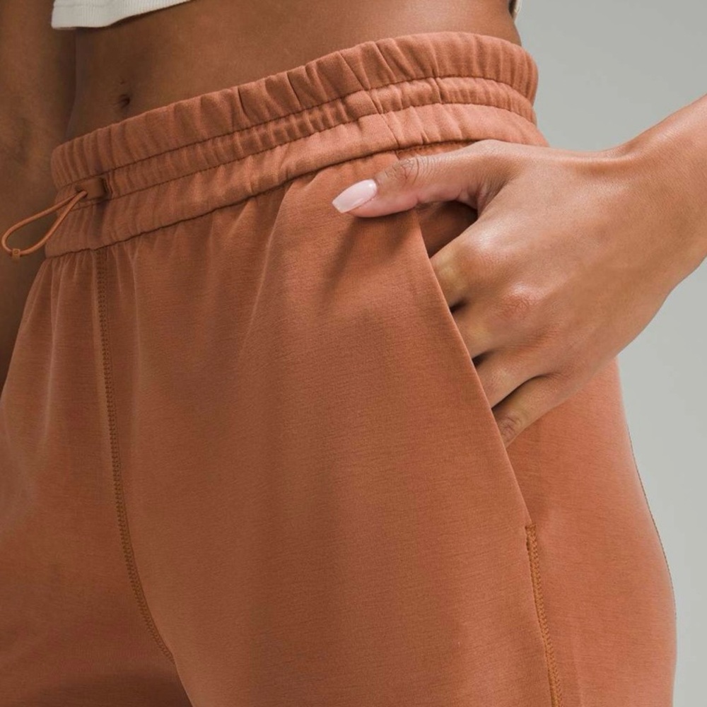🧡Lululemon Softstreme High-Rise Straight-Leg Cropped Pant Sable Size 4 - Picture 4 of 5